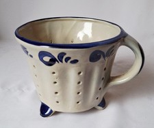 Westerwälder Eierkäseform, mit Henkel und Standfüssen, grau-blau, Steinzeug