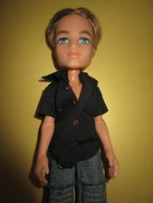 B-540) ALTE MÄNNLICHE BRATZ DOLL MGA ENTERTAINMENT ZWEI TEILE KLEIDUNG+SCHUHE