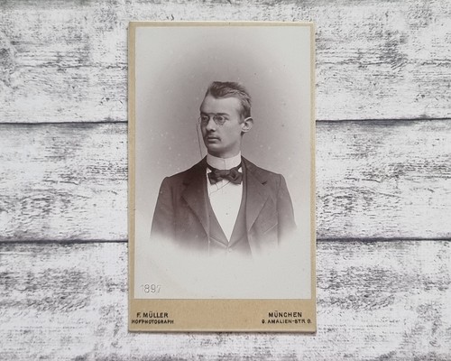 1897 herrenporträt brille - 1897,