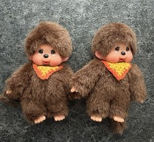 Sekiguchi Monchhichi Monchichi Mini mit gehäkelten Lätzchen