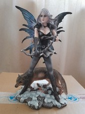 Elfen Figur Bogenschützin mit Wolf - Kunststein, handbemalt