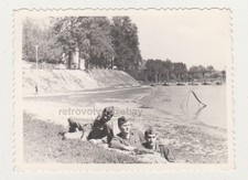 Zärtliche gutaussehende junge