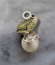 Anhänger Frosch auf Perle -