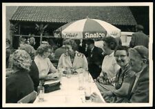 Damenrunde vor Sinalco Sonnenschirm im Biergarten - 1960er 1970er - Foto 10x7cm
