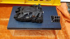 Batman Begins Movie: Tumbler schwarz in Präsentationsvitrine