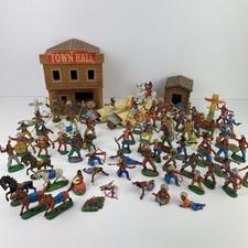 Sammlung DDR-Indianer & Cowboys - über 60 Figuren, Haus, Marterpfahl, 2x Kanu