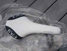 Fizik Antares Sattel Manganstangen neuwertiger Zustand