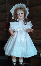 Puppenkleid u. Haube im