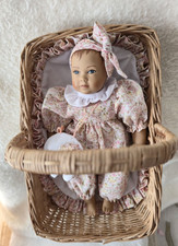 Künstlerpuppe Heidi Ott Babypuppe 22 cm Puppe M61 mit Kissen und Körbchen, Doll