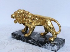 Löwe aus Metall auf