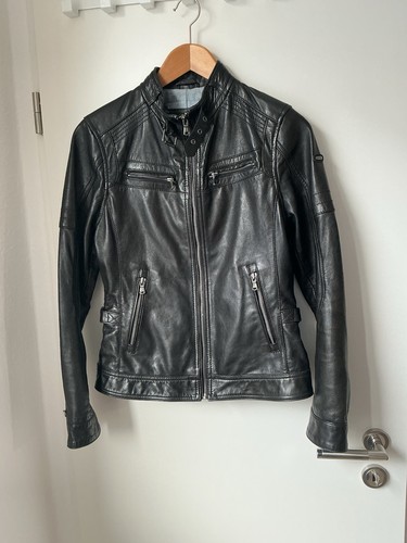 Schwarze lederjacke der - ,