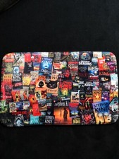 Stephen Kings Badeteppich mit unzähligen Buchtitel covern. Ca 54cm x 86cm, neu