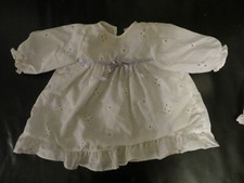 weißes Batist Puppenkleid Lochstickerei  für große Puppen, ca 27 cm lang