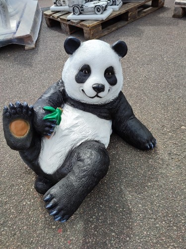 Pandabär lebensgroß liegend