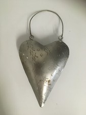 Valentinstag - Metallherz, Herz aus Metall mit Bügelgriff, silberfarbend, Muster