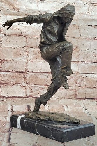 Mavchi bronzene breakdancer - mavchi,