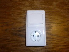 GIRA SANDARD alt reinweiß Wechselschalter und Steckdose mit 2-fach Rahmen