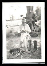 Foto, WK2, 10./A.R.129, Barbezieux/FRA, Waffenpflege, Soldat m. Luger P08; L111L