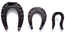Antike Hufeisen drei handgeschmiedete Originale aus der Zeit von 1600 bis 1800
