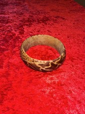 Armreif aus Holz, mit Tier