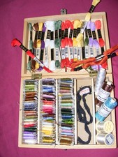 DMC Stickgarn auf Bobbins im Holzkasten ansehen und lesen