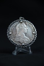 Trachtenschmuck Anhänger Charivari Münze Theresientaler Maria Theresia gefasst