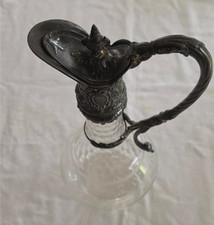 Glaskaraffe mit Ausgießer und