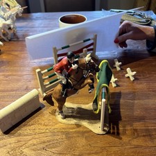 SCHLEICH 42026 PFERDESET SPRINGREITEN PFERD FIGUR  DECKE UND HINDERNISSE