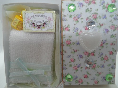 Geschenkschachtel mit handtuch - geschenkschachtel,