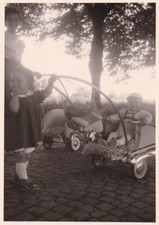 Foto 50er Jahre Mädchen schiebt Geschwisterchen im Kinderwagen Junge Kind