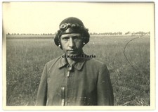 Orig. Foto Luftwaffe Pilot mit Fliegerhaube Fliegerkombi am Flugplatz