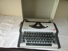 Koffer Schreibmaschine Olympia Traveller De Luxe aus den Jahren 1970