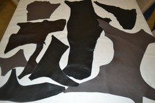 Lederreste in weiß, crem, grau und schwarz.