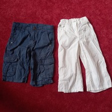 2 kurze Hosen, weiß und blau