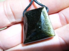 GOLDOBSIDIAN in einer interessanten Kissenform geschliffen, gebohrt am Band