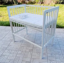 FabiMax Beistellbett weiß, inkl. Matratze, Nestchen, 3 Spannbetttüch￼er und Gurt