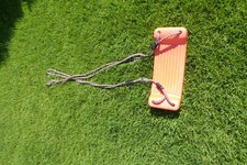 wenig benutzte Brettschaukel, übliche Gebrauchsspuren