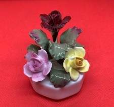 ENGLAND AYNSLEY BONE CHINA BLUMENSTRAUß AUS PORZELLAN HANDARBEIT. (D670)