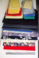 Stoffreste Konvolut versch. Farben Muster bunt gemischt auch größere Teile BW ua