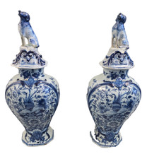 Delfter Fayence Urnenvasen mit Hunden sehr alt antik ca. 45 cm hoch 2 Stück