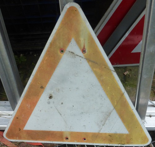 Altes verkehrsschild dreieck - verkehrsschild,
