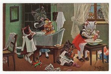 Künstler-AK Arthur Thiele, vermenschlichte Katze in Wanne, bei Puppe waschen