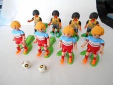 PLAYMOBIL 8 Fußballspieler (2 x 4 Spieler) mit Kickfunktion. 2 Bälle