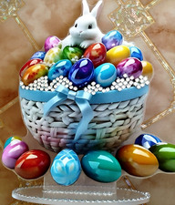 2D Ostereier Acryl,  "Eier und Hase im Geflochtenen Korb", Tischdekoration