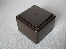 KOPP Taster beleuchtbar (Linse rot) AP STANDARD braun Aufputz Schließerkontakt