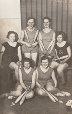 Foto AK Hübsche Frauen im