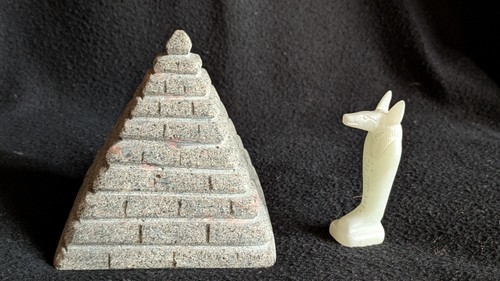 Dekorative stufenpyramide und - stufenpyramide,