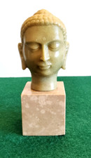 Antike Buddha Kopf aus Natur