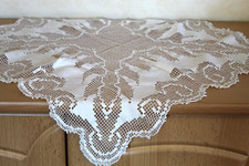 filigrane weiße Spitzendecke