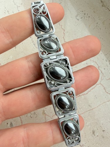 Eine kunstvolle chaika uhr mit - chaika,
